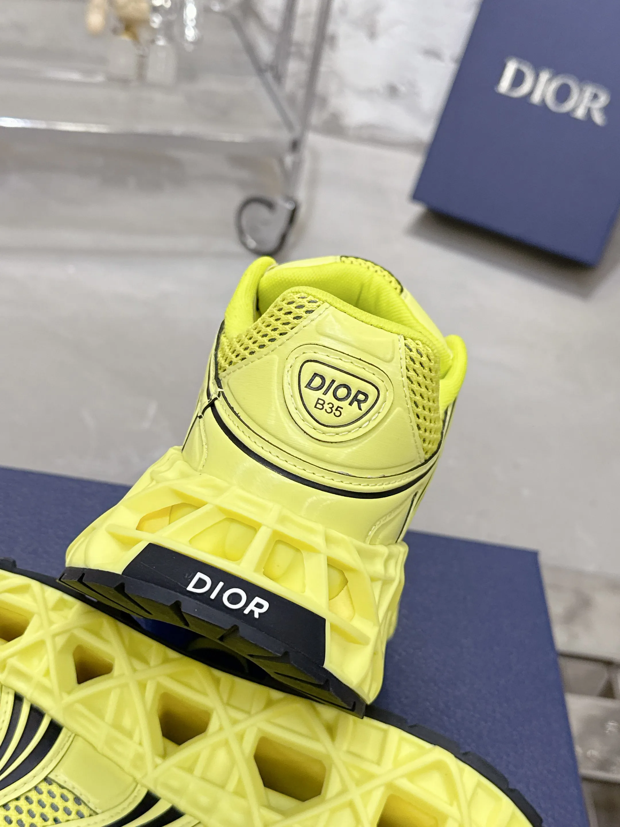 Factory price 780💰 Top version! ! ! Dior (B35) DIOR spring and summer men's wear show, the show was held at the Valle de Grasse School in Paris. Kim Jones drew inspiration from the works of South African artist Hylton Nel. The details of the shoes, clog soles and tribal elements, cleverly blended luxury craftsmanship and practicality, with fresh childishness and bright temperament, creating a new season hot spot. Dior KAWA Dior co-branded casual sports shoes reinterpret running shoes with Dior's high-end style. B35 is made of fine-textured leather and mesh fabric materials. It can be worn in all seasons, is comfortable and breathable, and has multiple lines on the shoe body to outline details. It has a full retro three-dimensional feel and can create a casual look all year round! Fabric: Cowhide/customized cloth material Lining: Imported breathable mesh Outsole: Original molded outsole Size: 39-46 (customized at 45.46)